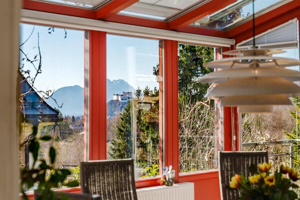 Detailansicht des Wintergartens mit Blick auf die Berge und die Festung Hohensalzburg.