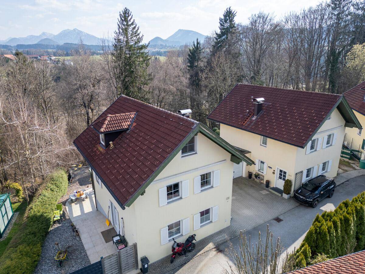Wohnhaus mit Satteldach und Blick auf die umliegende Berglandschaft.