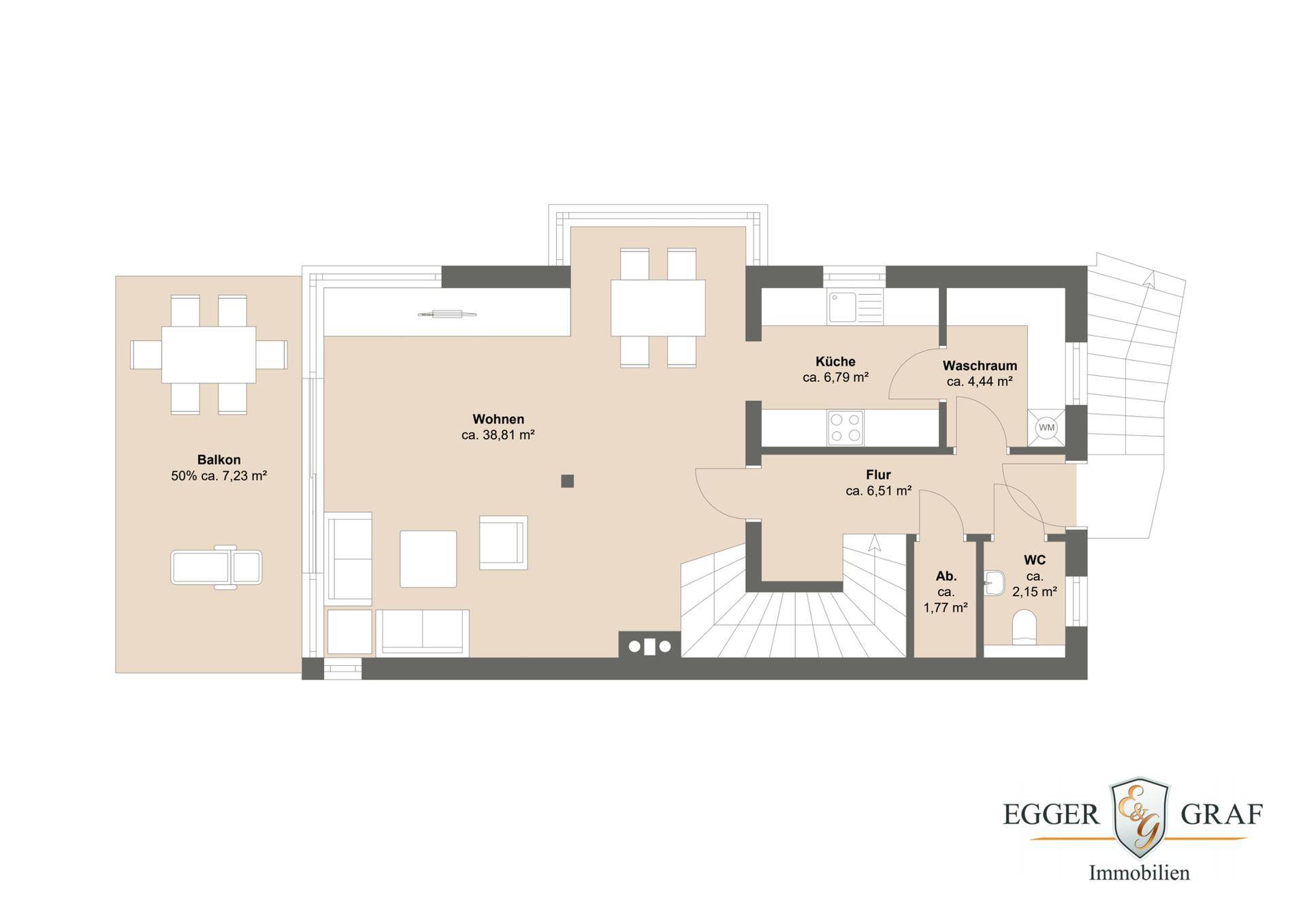 Grundriss des Erdgeschosses mit Wohnbereich, Küche, Balkon und Gäste-WC.