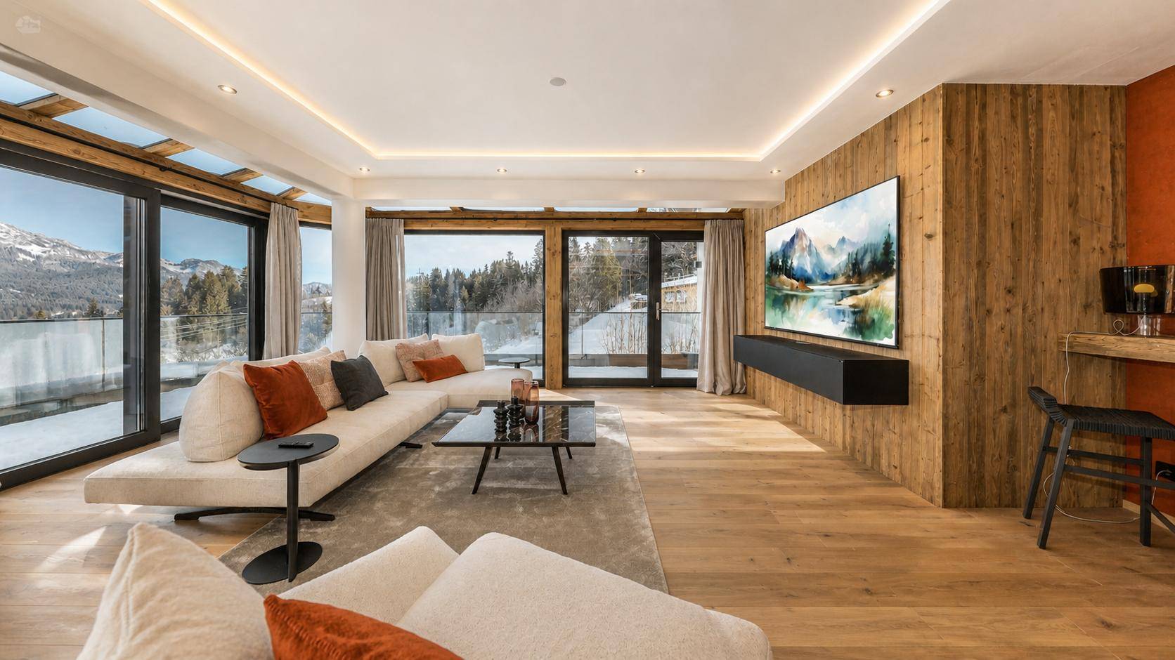 Modernes Wohnzimmer mit Holzwand, großem Fernseher und gemütlicher Sitzecke.