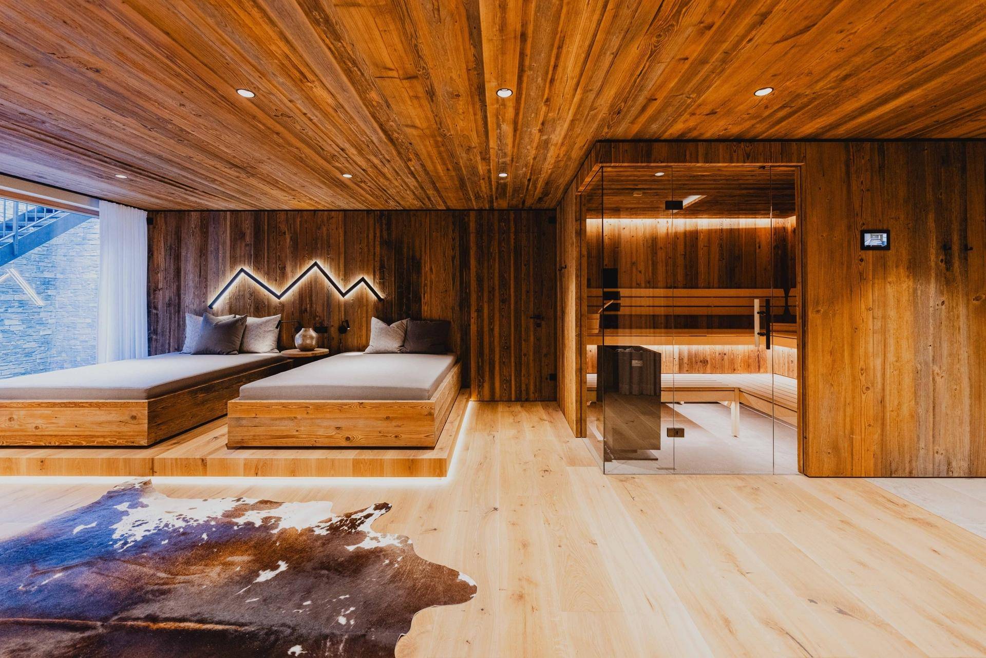 Exklusiver Wellnessbereich mit Sauna, Holzvertäfelung und bequemen Liegeflächen.