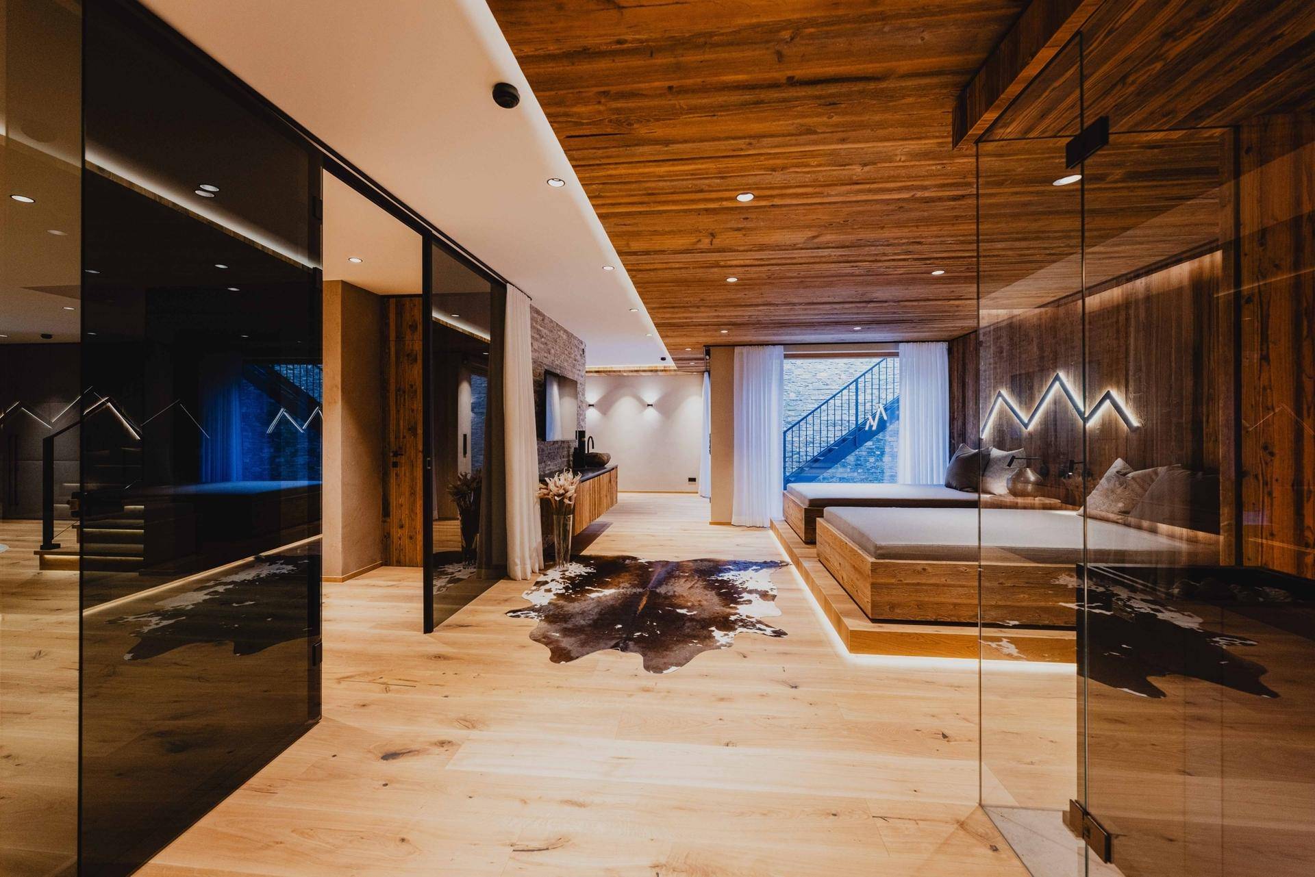 Luxuriöser Wellnessbereich mit Sauna, Holzelementen und Blick auf den Flur.