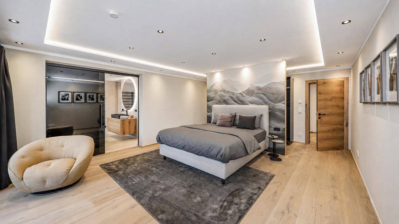 Elegantes Schlafzimmer mit Doppelbett, Holzboden und offenem Zugang zum Badezimmer.