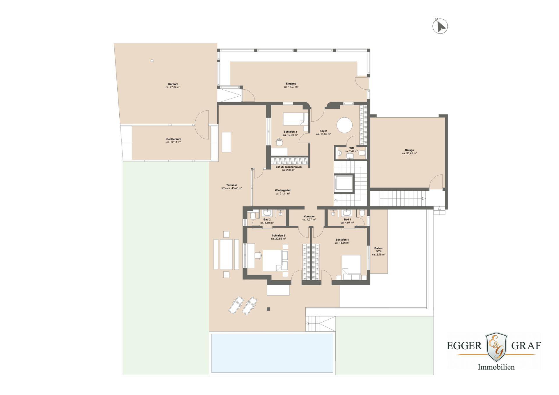 Grundriss des Erdgeschosses mit Schlafzimmern, Bädern und Zugang zu Terrassen und Garten.