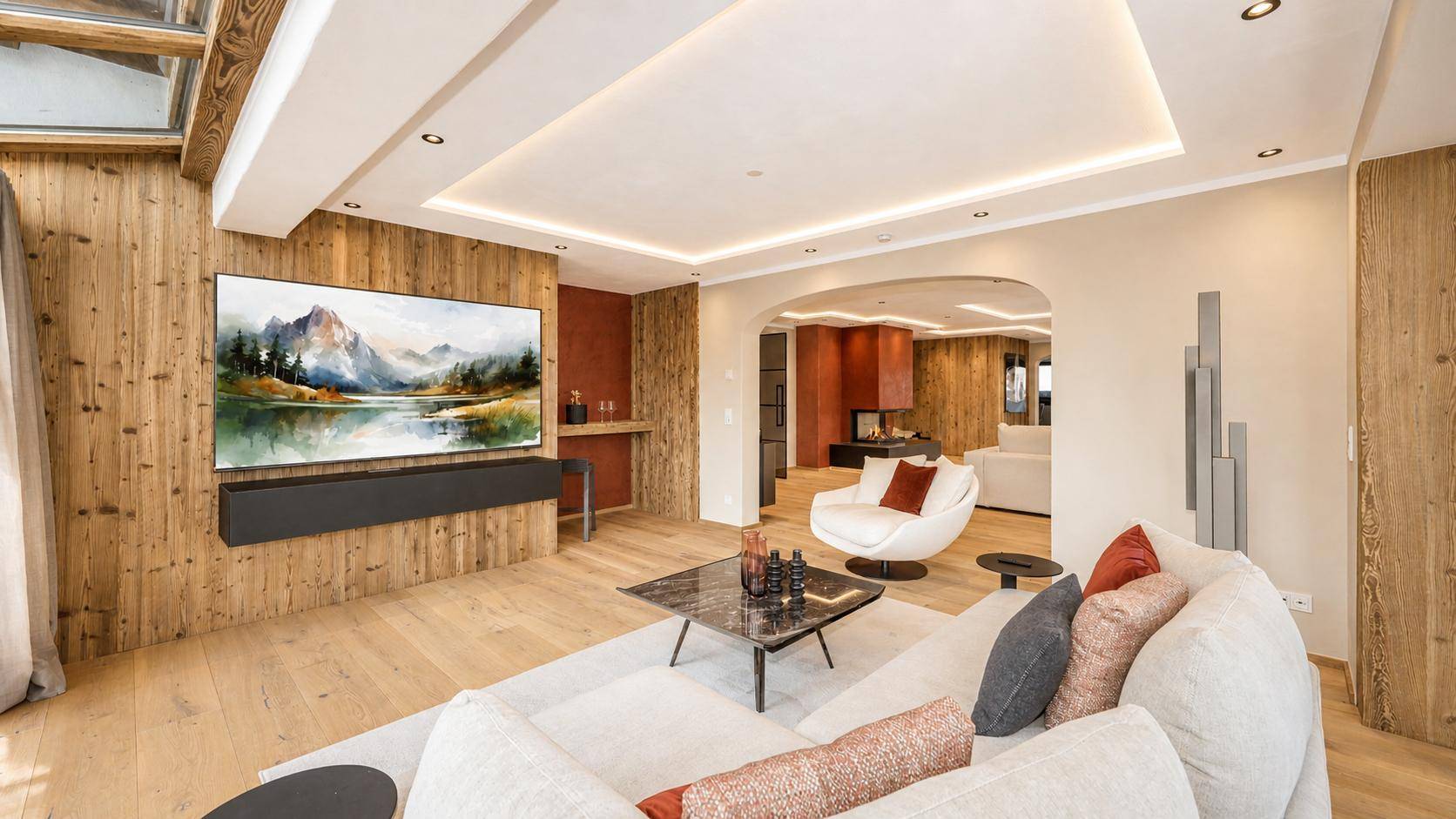 Großzügiges Wohnzimmer mit Holzwand, Kamin und indirekter Deckenbeleuchtung.