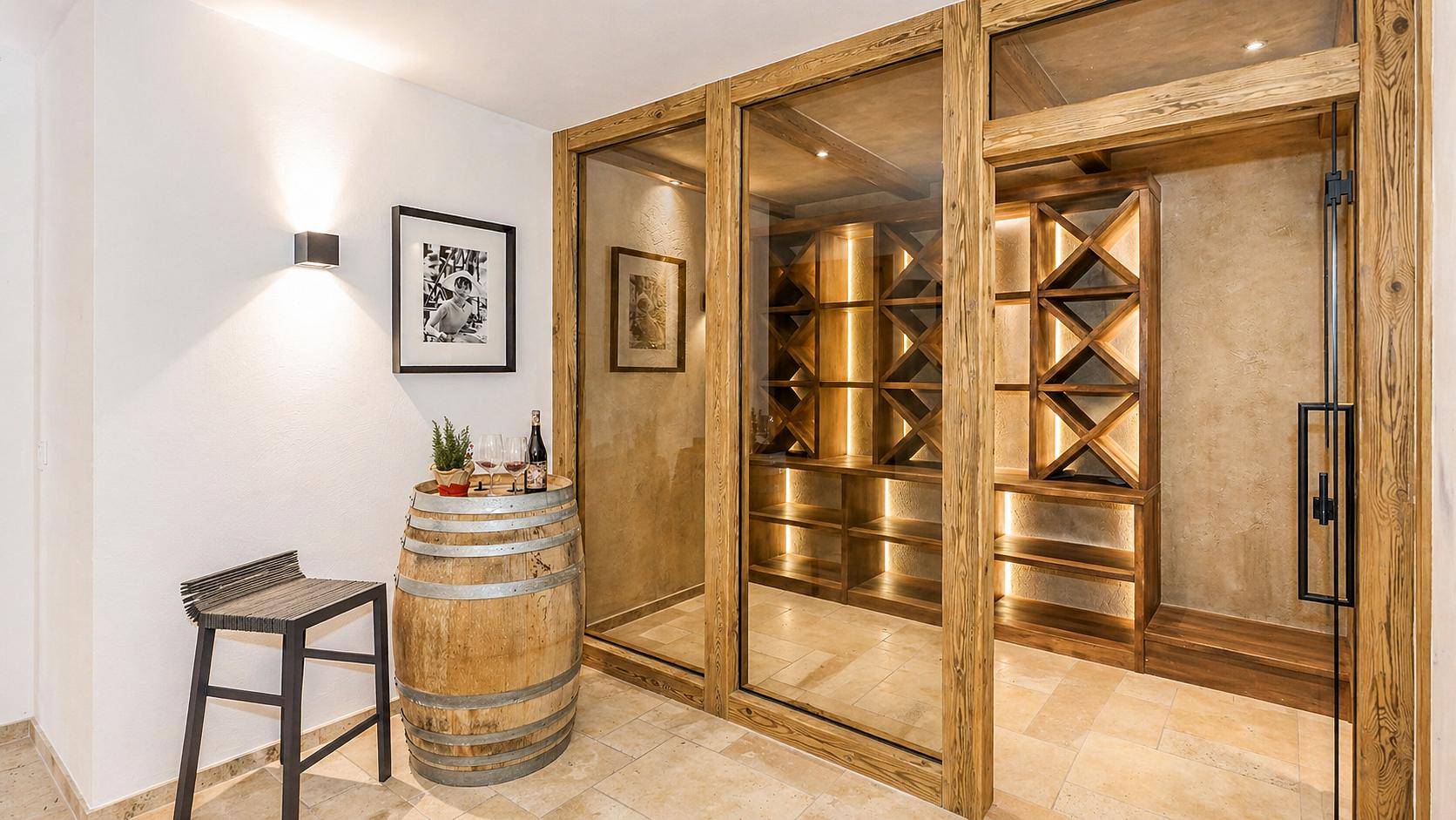 Exklusiver Weinkeller mit Holzregalen, Glasfront und rustikalem Weinfass als Tisch.