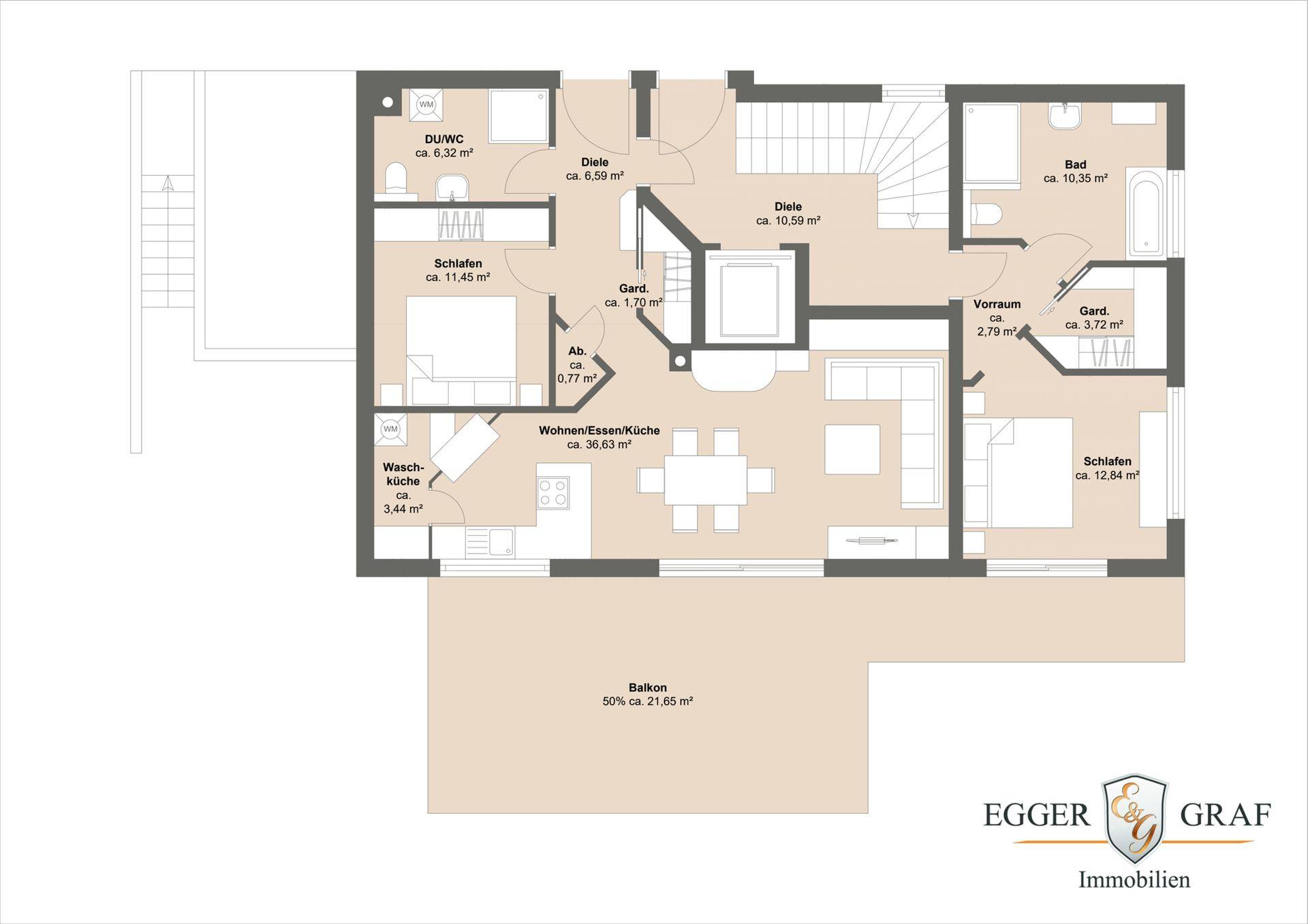 Grundriss des Erdgeschosses mit Wohn-Ess-Küche, Schlafzimmern, Bädern und Balkon.