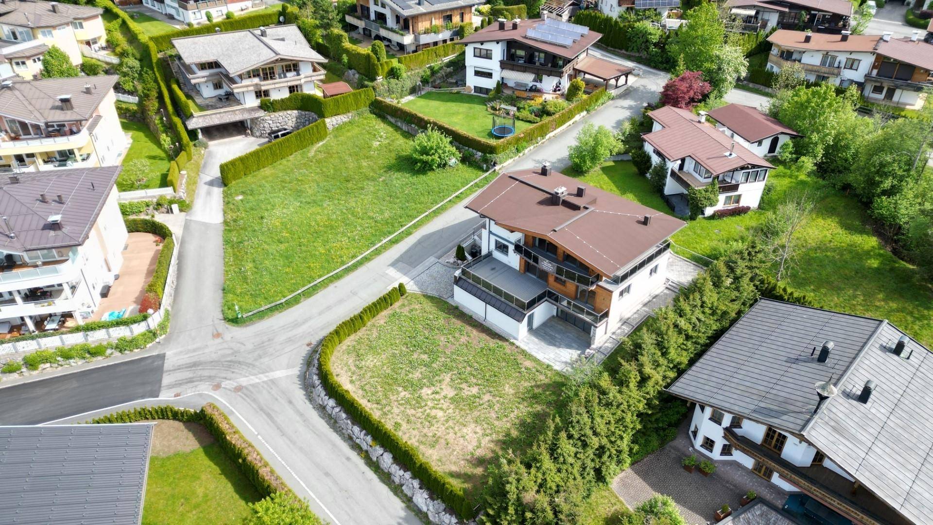 Übersicht des Wohnhauses in einer ruhigen Wohngegend mit viel Grün und weiteren Häusern.