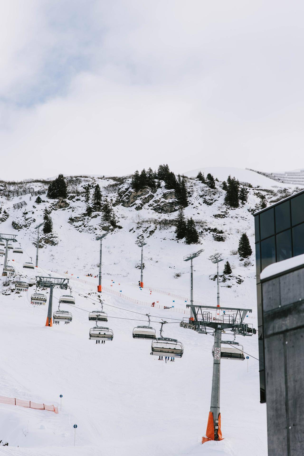 Skilifte und verschneite Pisten in der Berglandschaft, bereit für Wintersportaktivitäten.