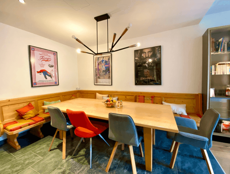 Rustikaler Essbereich mit Holztisch, Eckbank und modernen Stühlen, ideal für gesellige Runden.