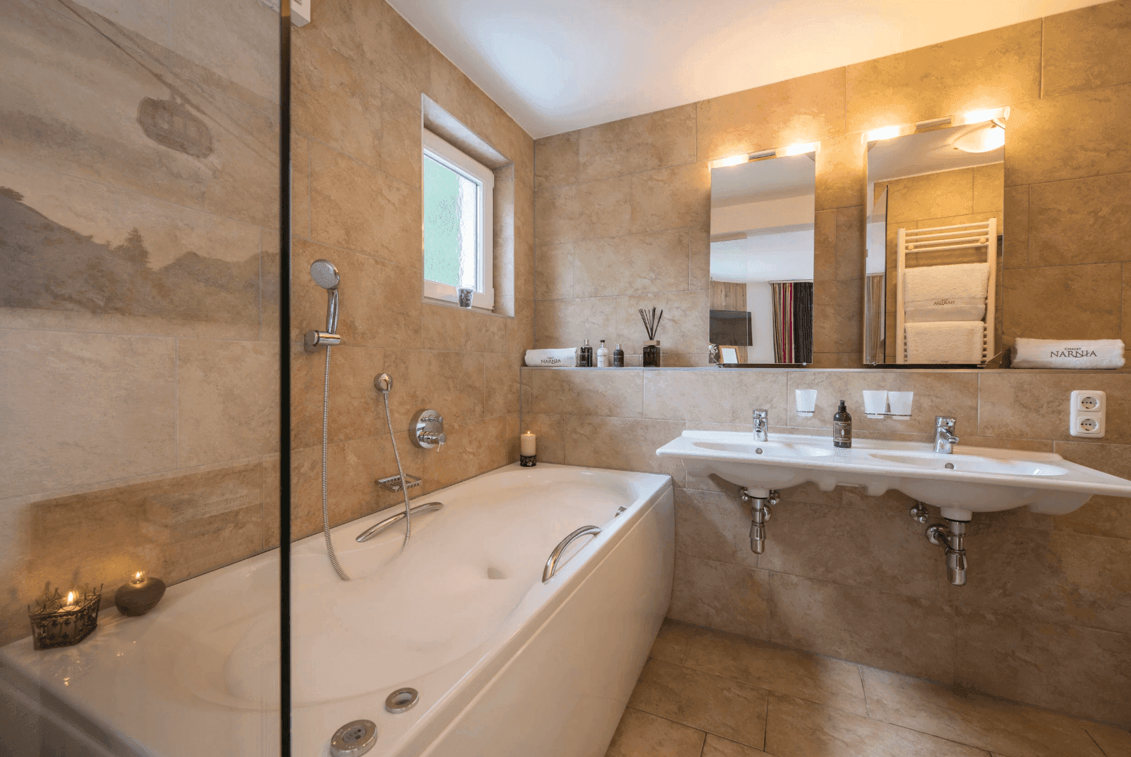 Geräumiges Badezimmer mit Badewanne, separater Dusche, Doppelwaschbecken und Fenster.