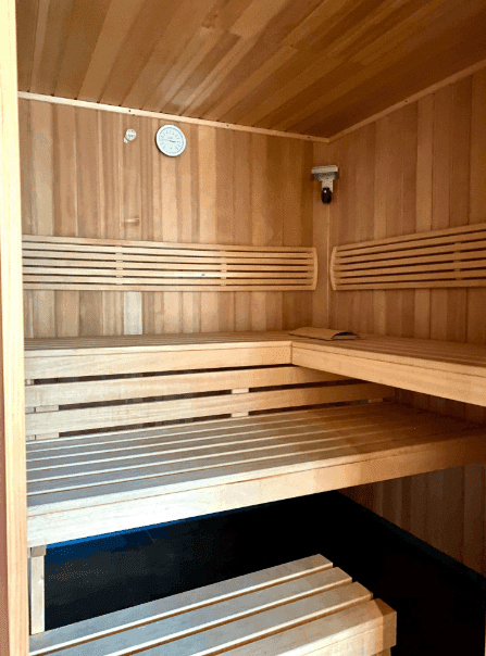 Traditionelle Holzsauna mit mehreren Sitzebenen für Entspannung und Wellness.