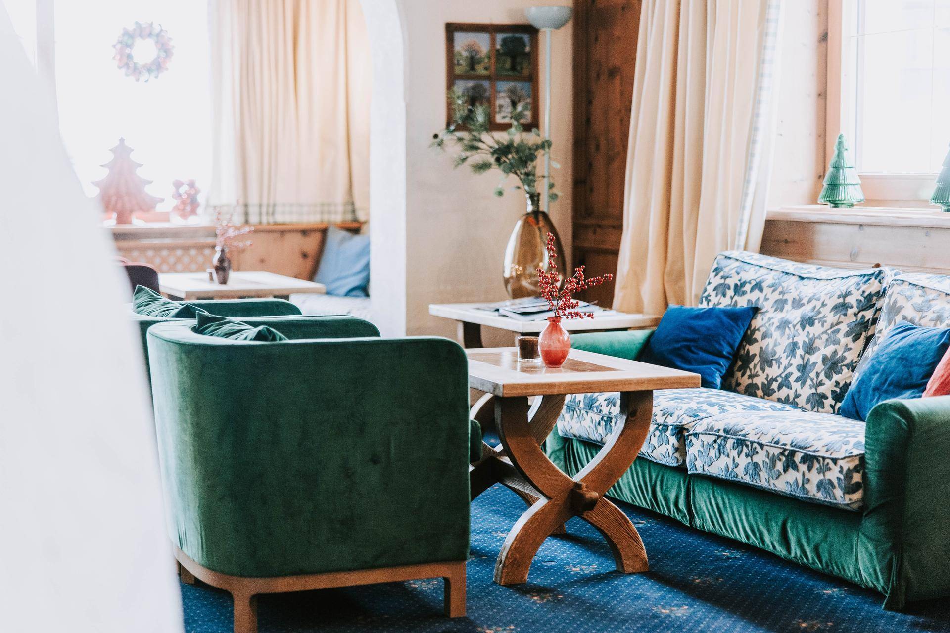 Gemütlicher Loungebereich mit bequemen Sofas, Sesseln und traditioneller Dekoration.