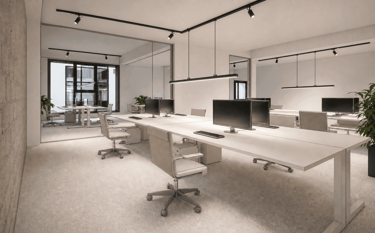 Helles Großraumbüro mit modernen Arbeitsplätzen, ergonomischen Stühlen und viel Tageslicht.
