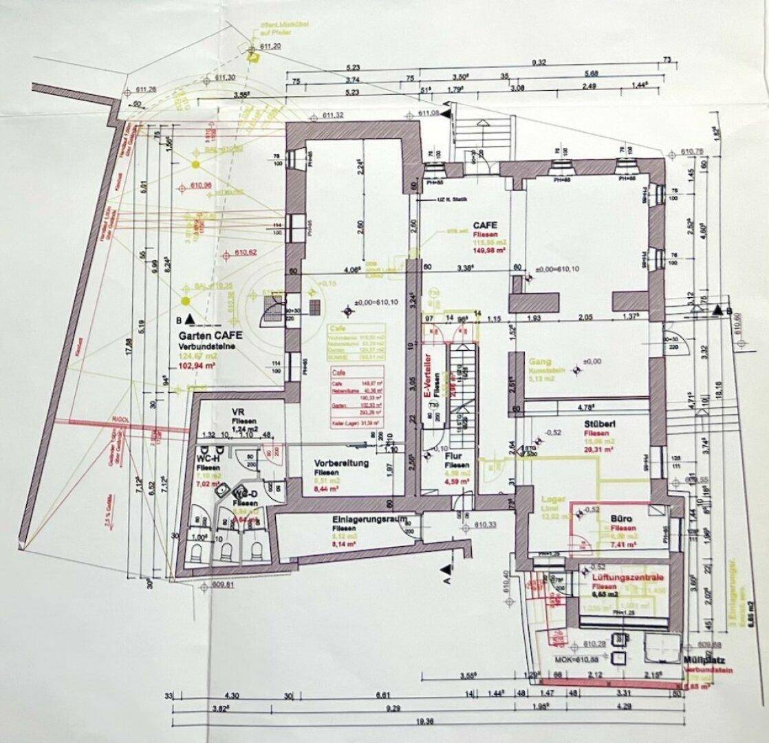 Detaillierter Grundriss des Erdgeschosses mit verschiedenen Funktionsbereichen und Flächenangaben für ein Café.