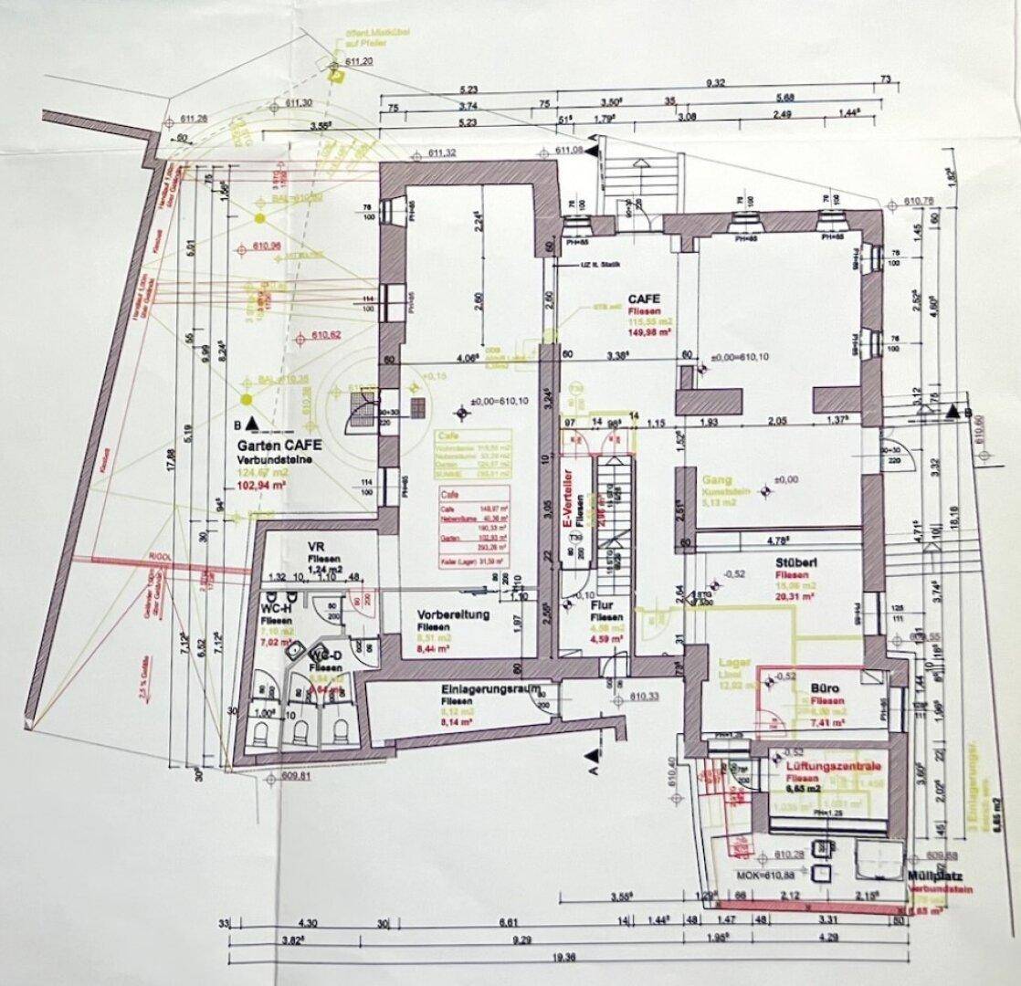 Detaillierter Grundriss des Erdgeschosses mit verschiedenen Funktionsbereichen und Maßen des Gebäudes.
