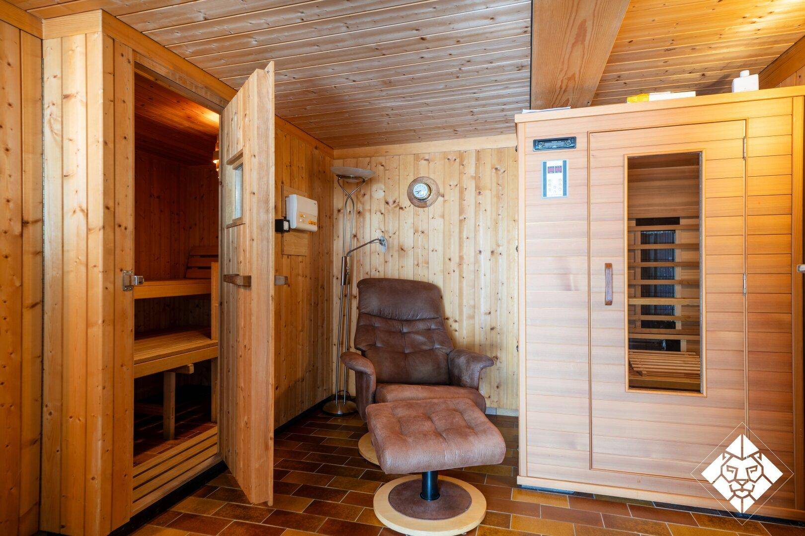 Entspannungsbereich mit traditioneller Holzsauna und Infrarotkabine, ideal zum Wohlfühlen.