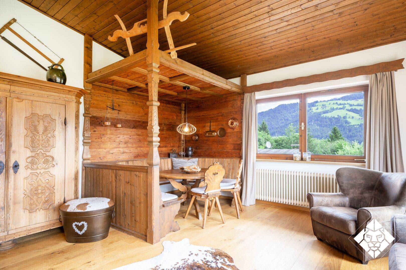 Traditioneller Essbereich mit rustikaler Holzeinrichtung, Eckbank und Holzbalkendecke, sehr gemütlich.