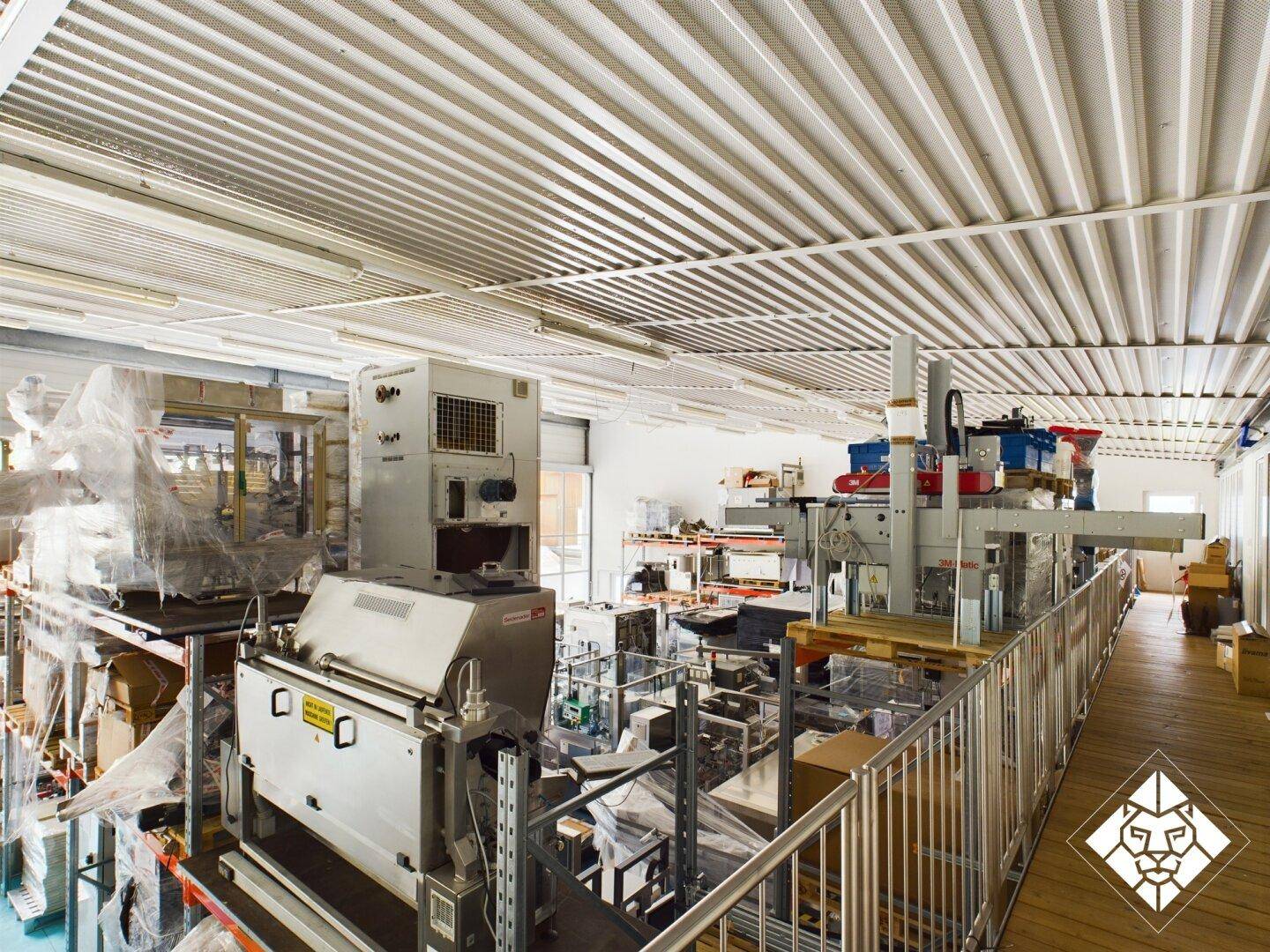 Innenansicht einer Produktionshalle mit verschiedenen Maschinen und Geräten, bereit für den Betrieb.