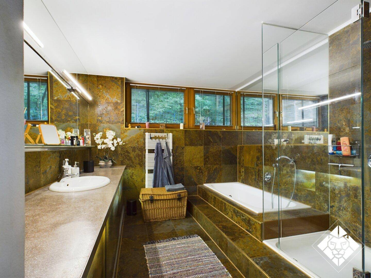 Modernes Badezimmer mit Natursteinfliesen, integrierter Badewanne und ebenerdiger Dusche.
