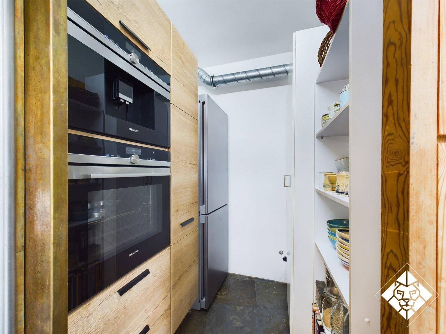 Praktische Speisekammer mit Einbauschränken, Regalen und integrierten Küchengeräten.