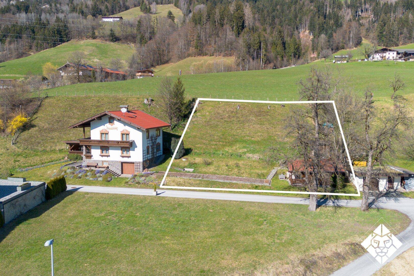 Luftaufnahme des Hauses mit angrenzendem, umrandetem Grundstück und ländlicher Umgebung.