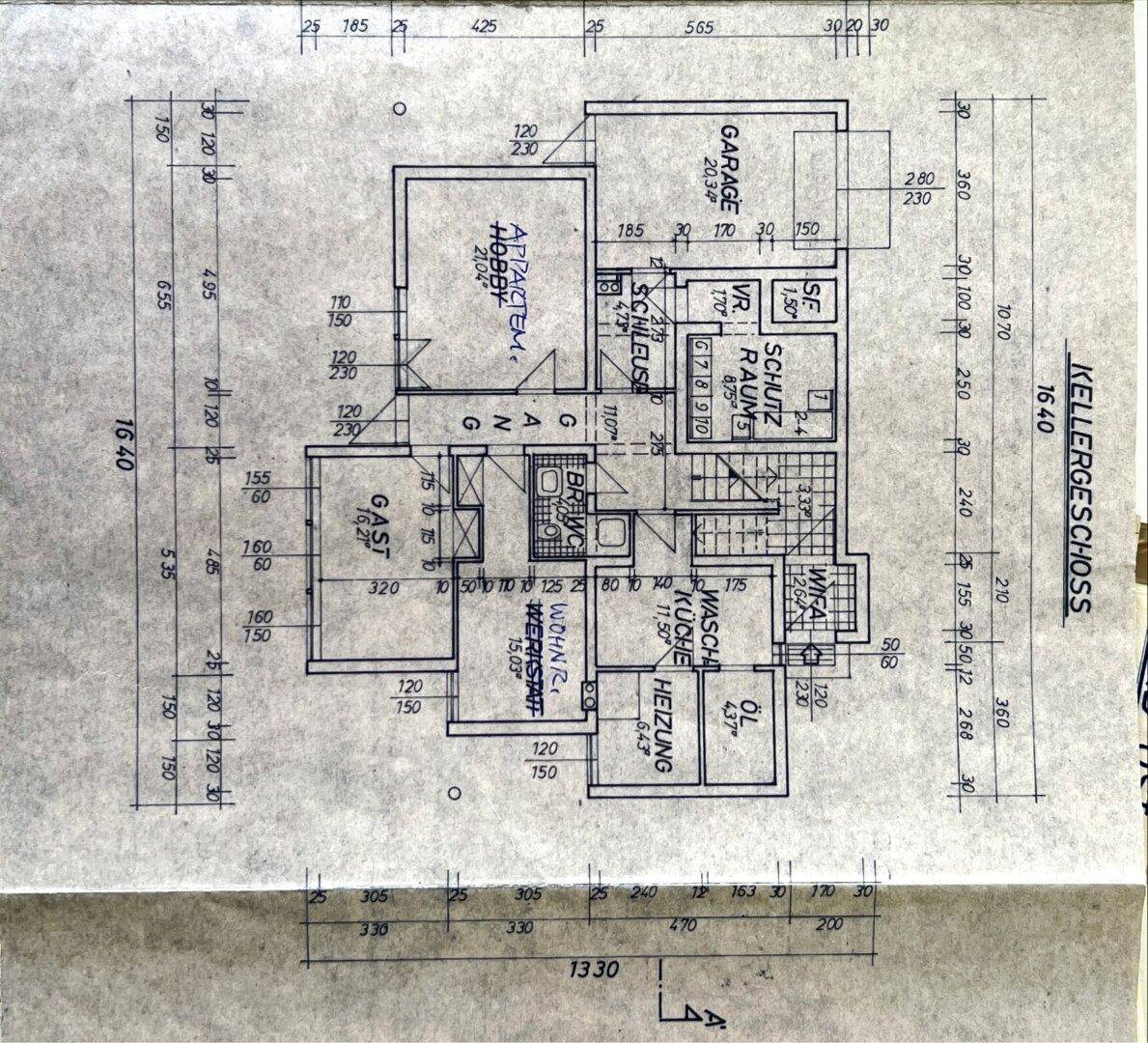 Grundriss des Kellergeschosses mit Garage, Hobbyraum, Waschküche und Heizungsraum.