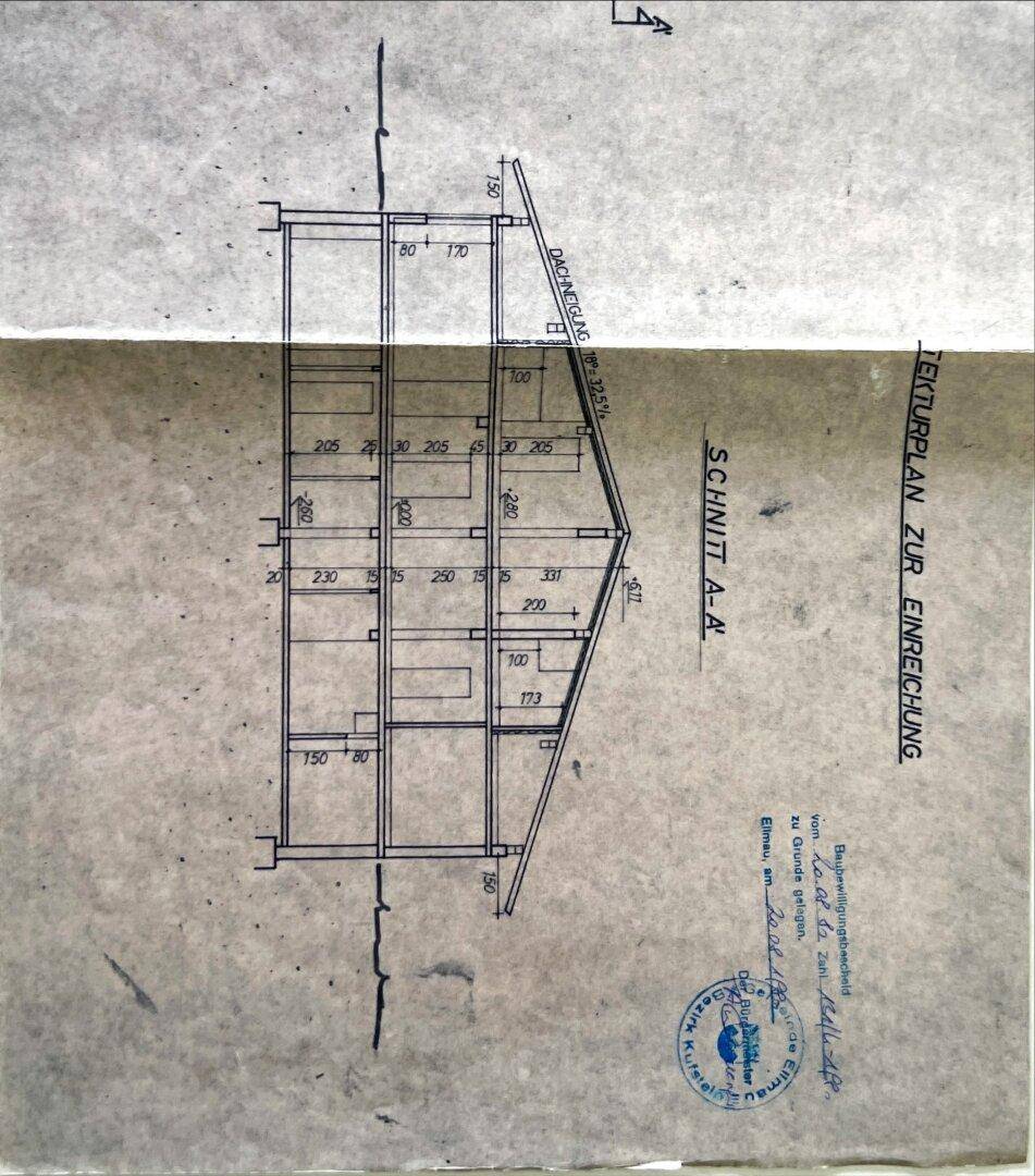 Schnittplan des Gebäudes mit vertikaler Ansicht der verschiedenen Stockwerke und Dachneigung.