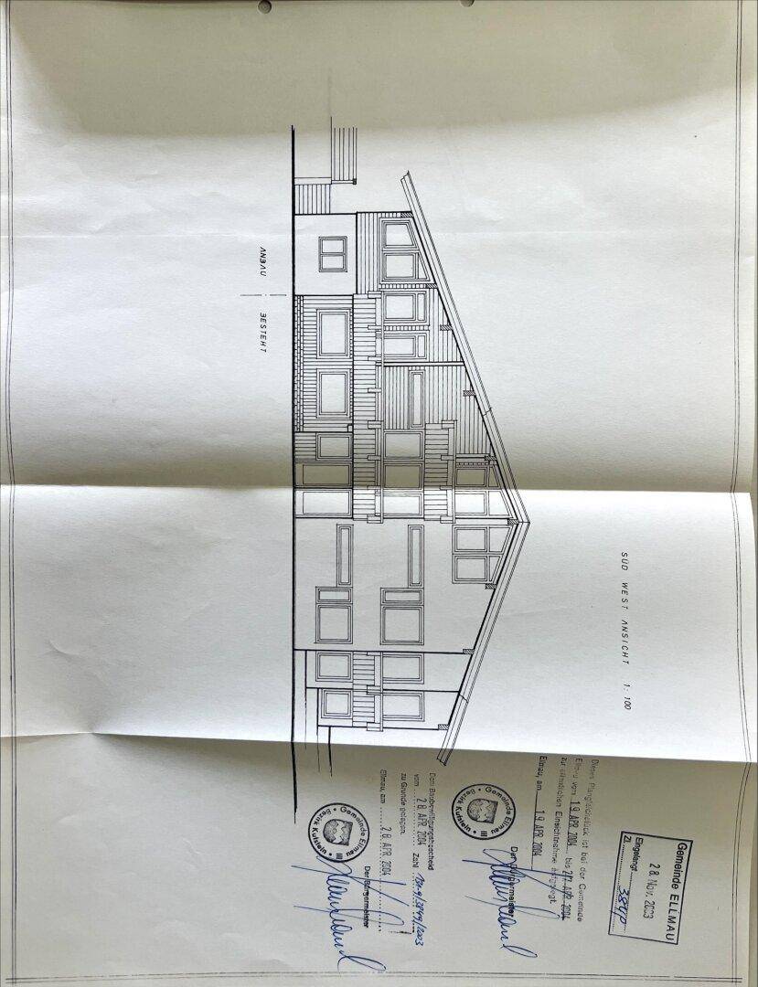 Architektonische Ansicht der Süd-West-Fassade des Gebäudes mit vielen Fenstern.