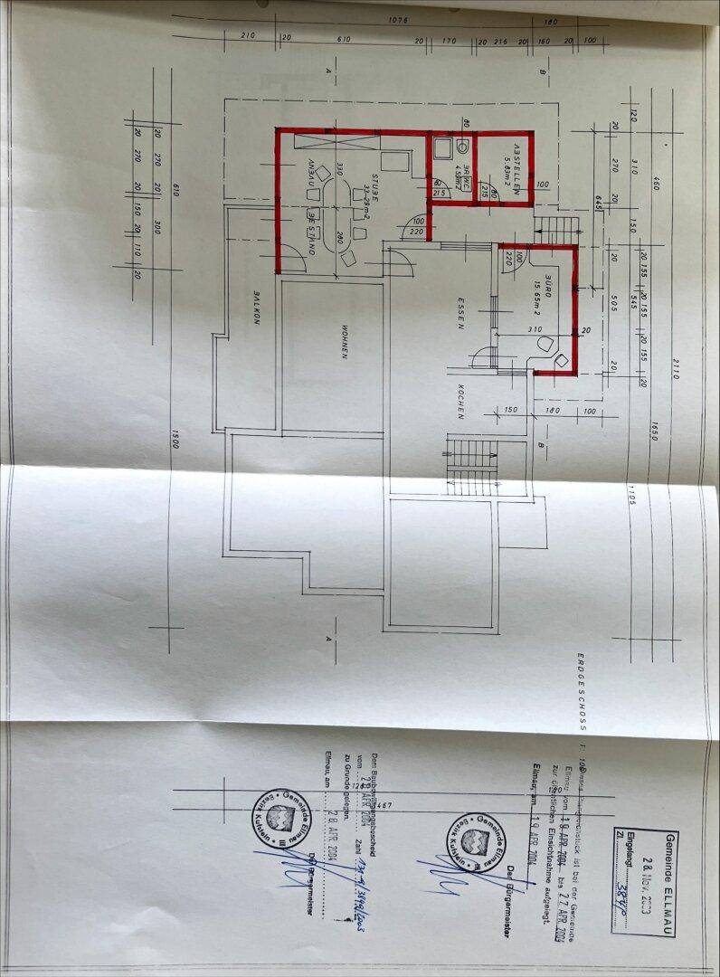Erdgeschoss-Grundriss mit hervorgehobenen Bereichen für Arbeitszimmer und Balkon.