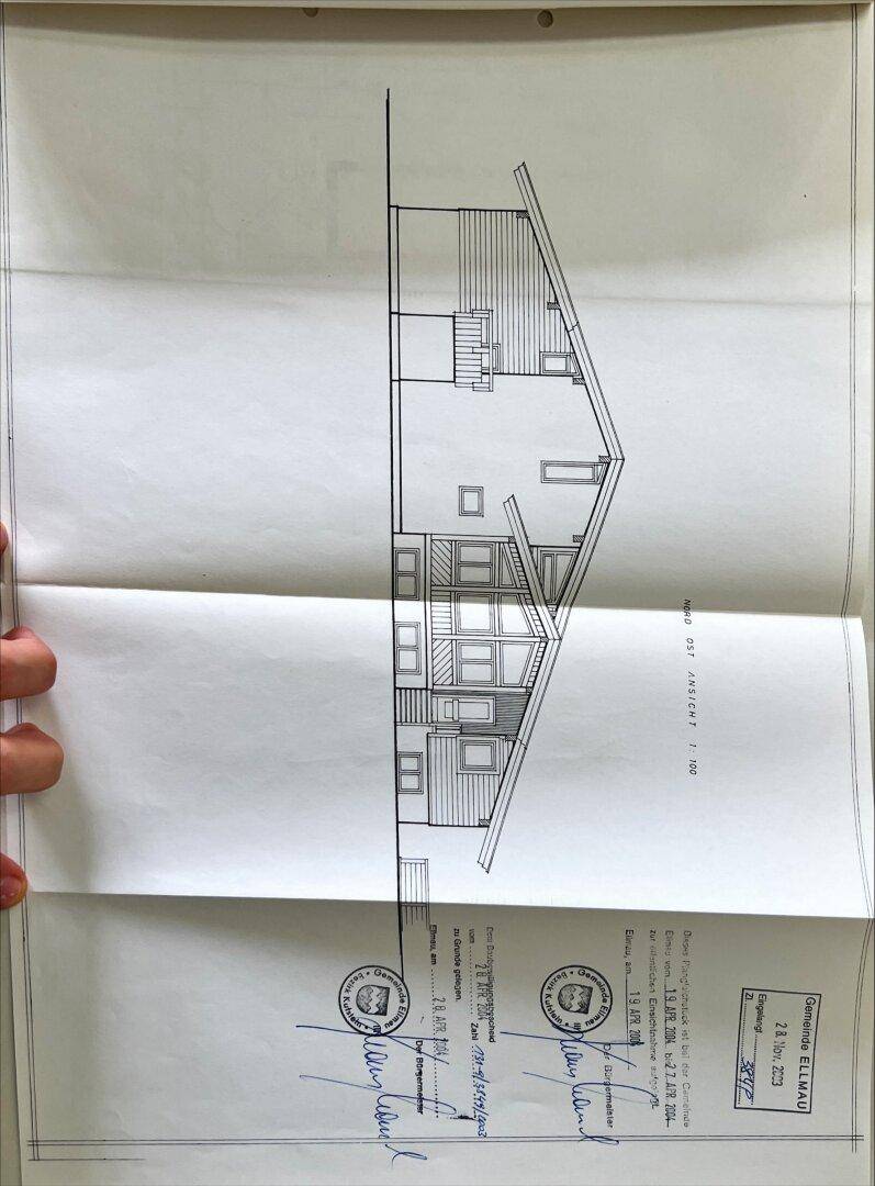Architektonische Ansicht der Nord-Ost-Fassade des Gebäudes mit verschiedenen Fensterformen.