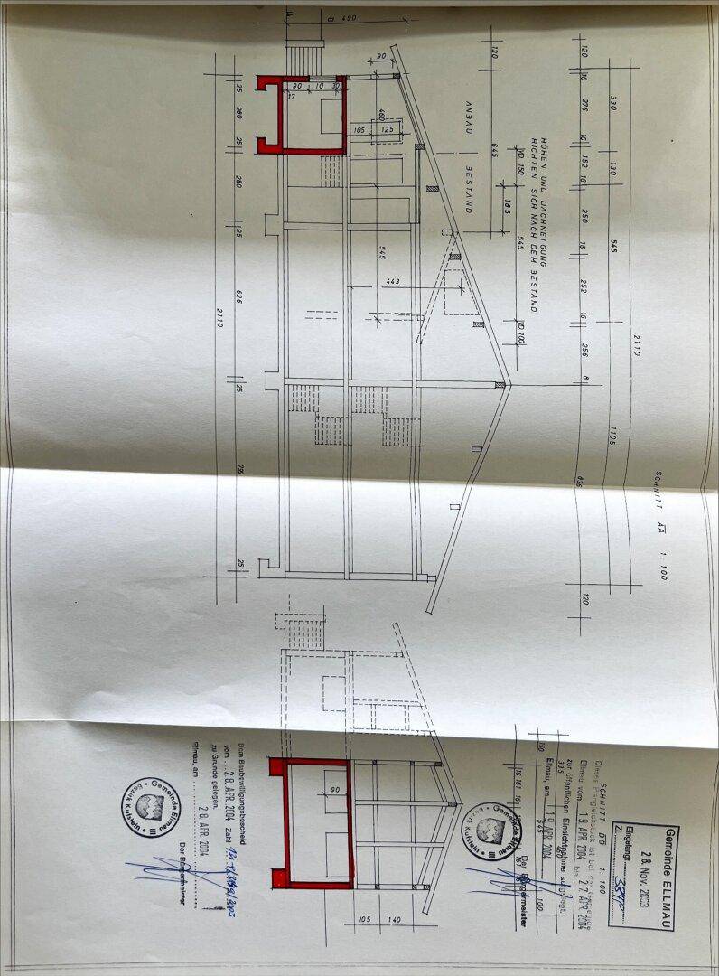 Schnittplan des Gebäudes mit hervorgehobenen Bereichen und Dachneigung.