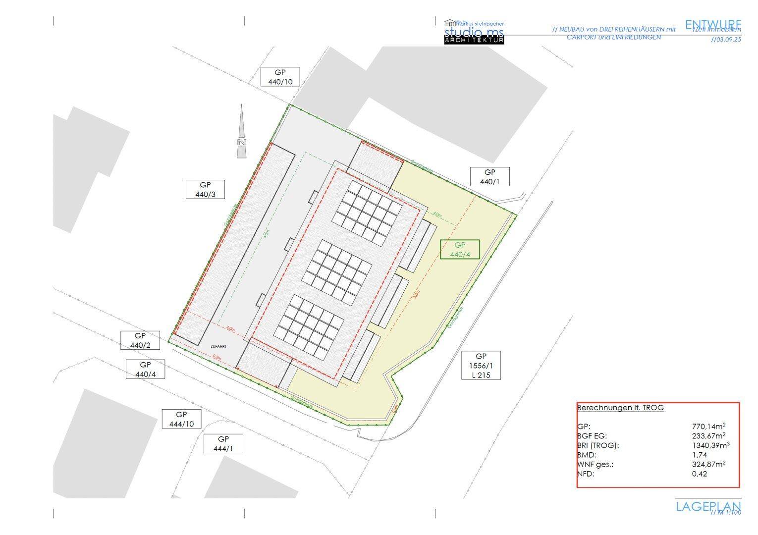 Lageplan des Grundstücks mit Gebäudegrundriss, Solaranlagen und Grünflächen.