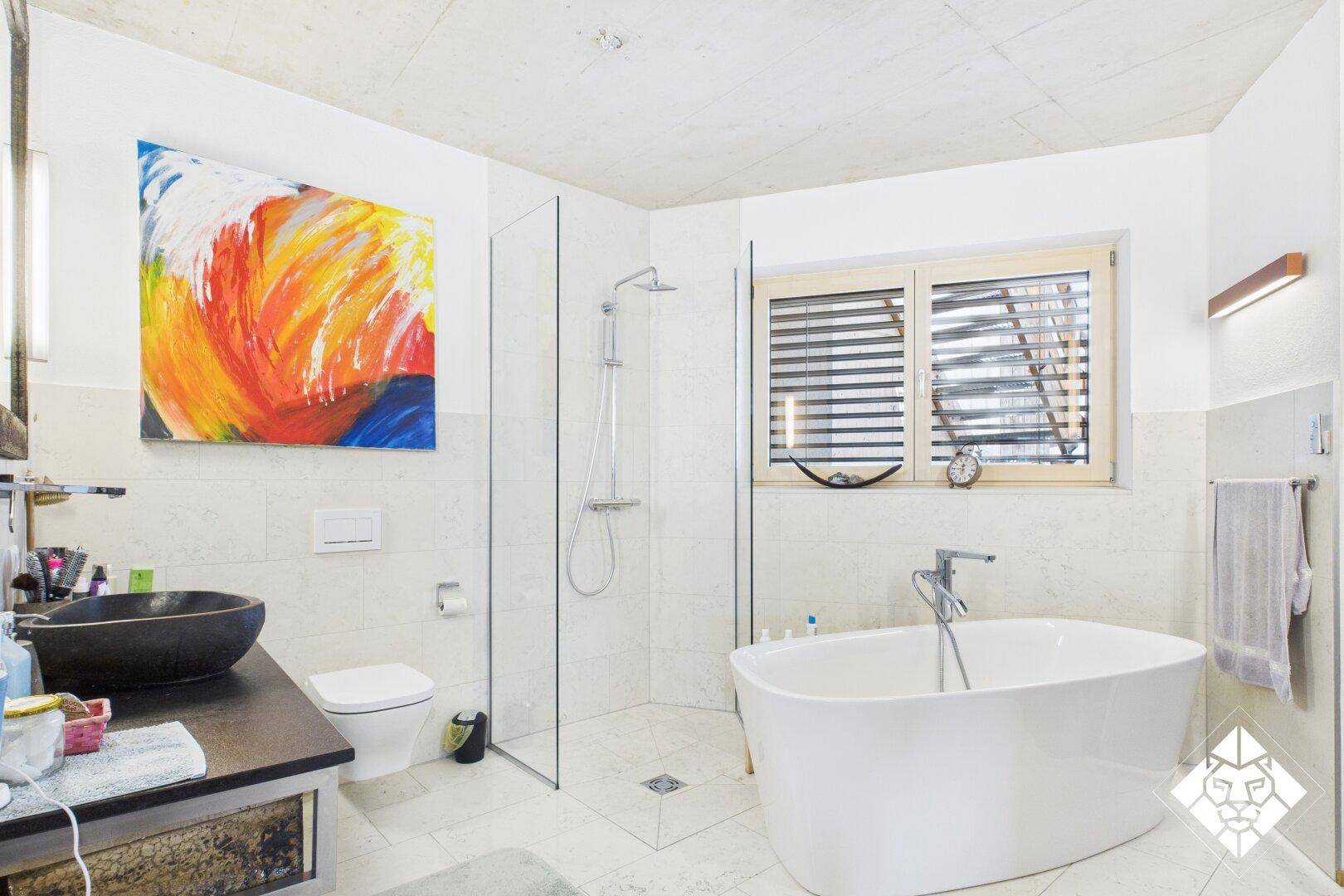 Modernes Badezimmer mit freistehender Badewanne, begehbarer Dusche und Fenster.