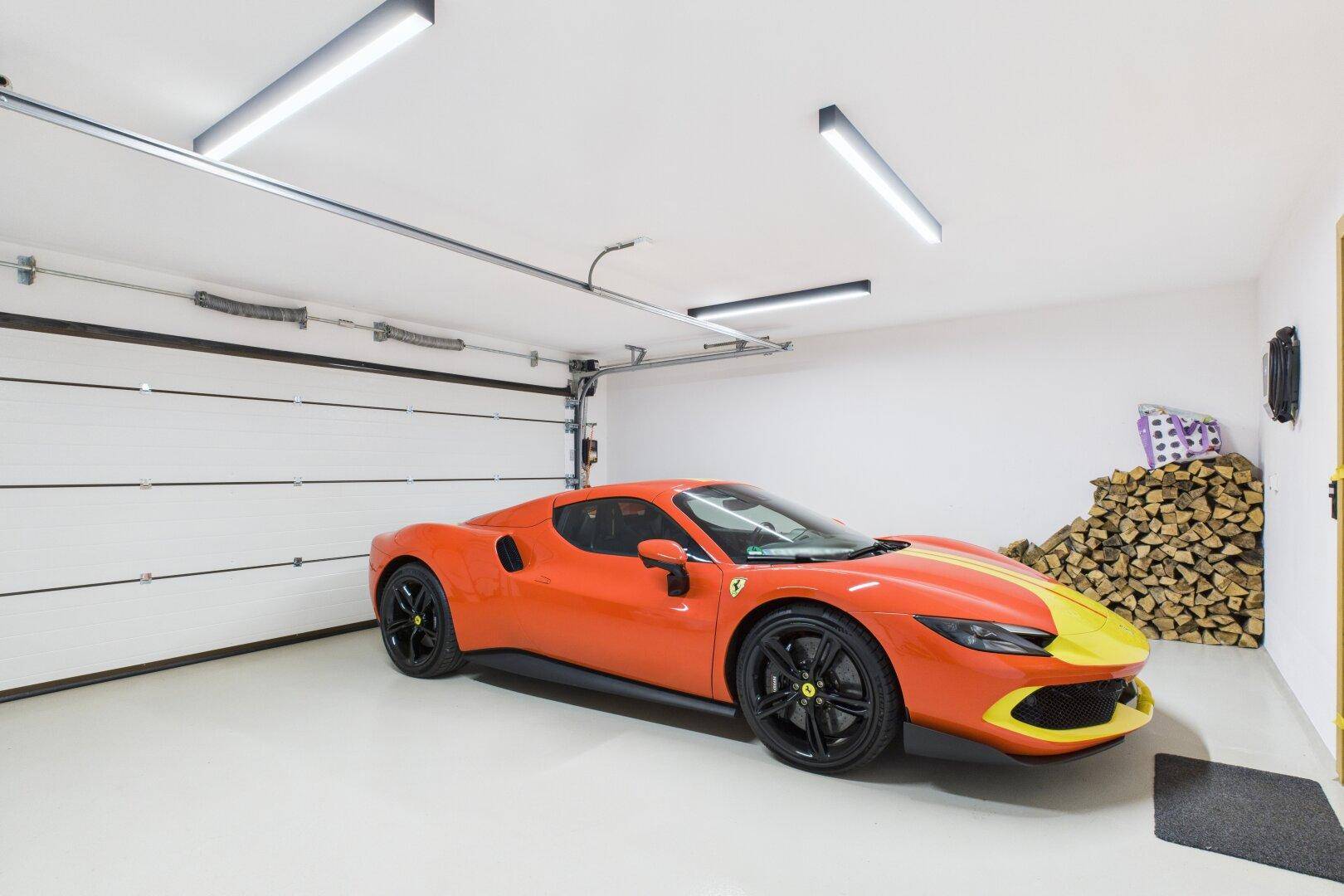 Geräumige Garage mit Sektionaltor und ausreichend Platz für ein Fahrzeug.