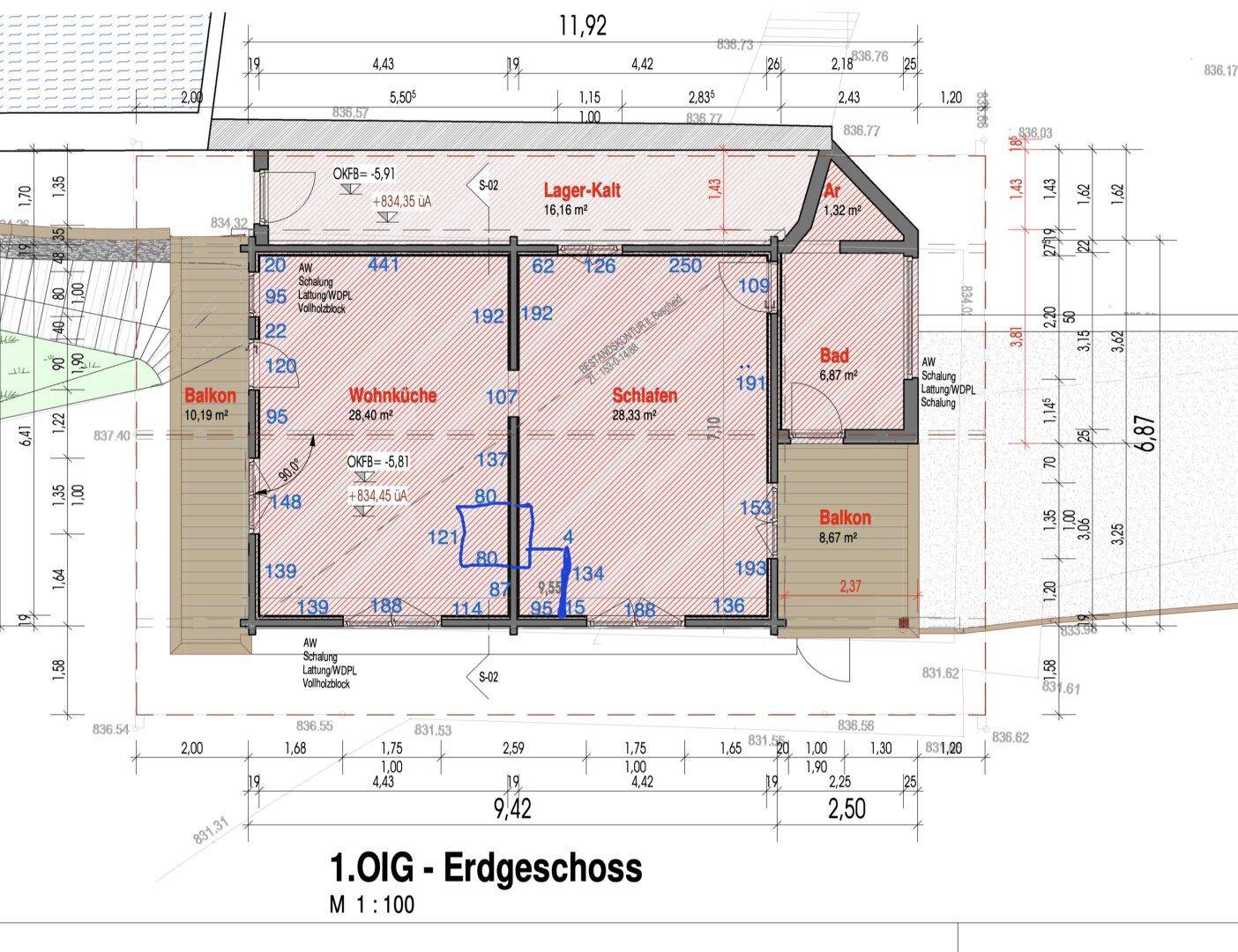 Grundriss des Erdgeschosses mit Wohnküche, Schlafzimmer und zwei Balkonen.
