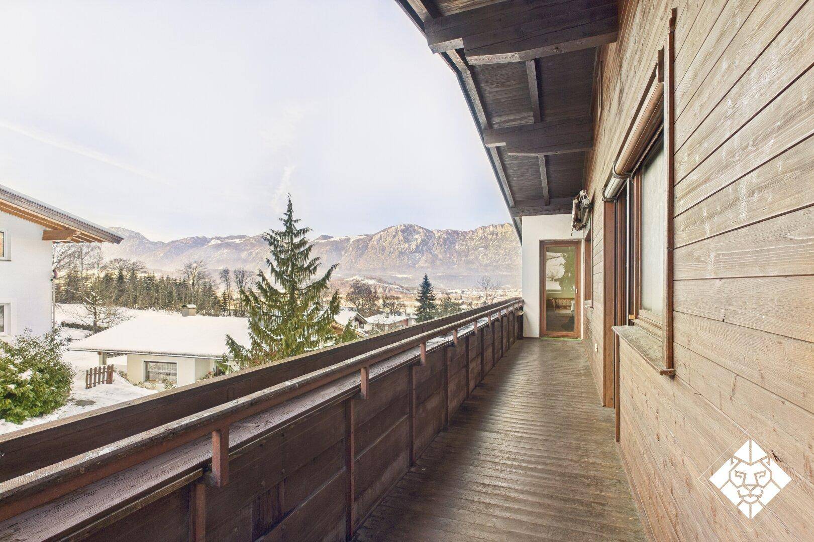 Langer Holzbalkon mit Bergblick und viel Platz für Entspannung im Freien.