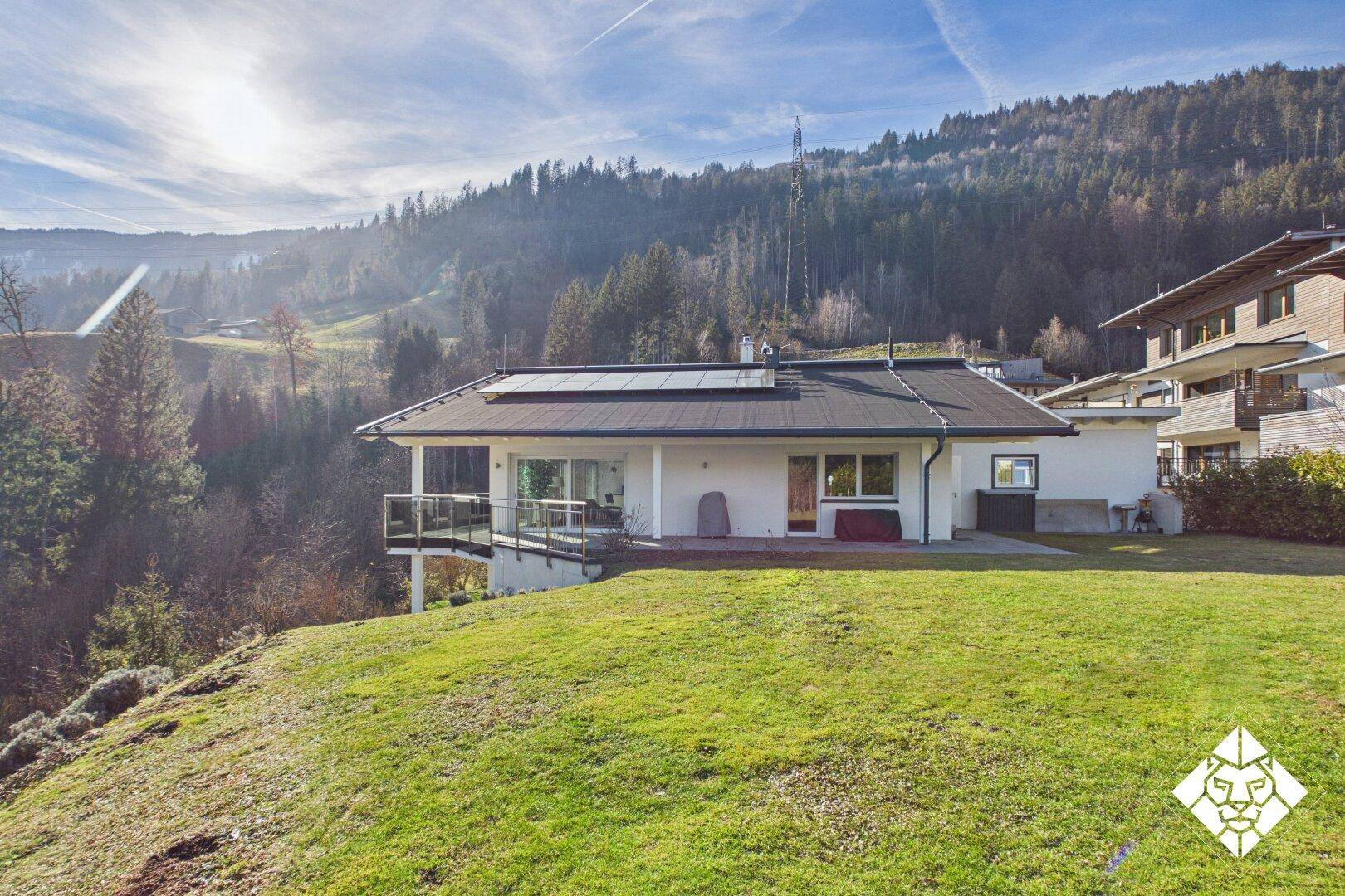 Freistehendes Haus mit großem Garten und Panoramablick auf die bewaldeten Hügel.