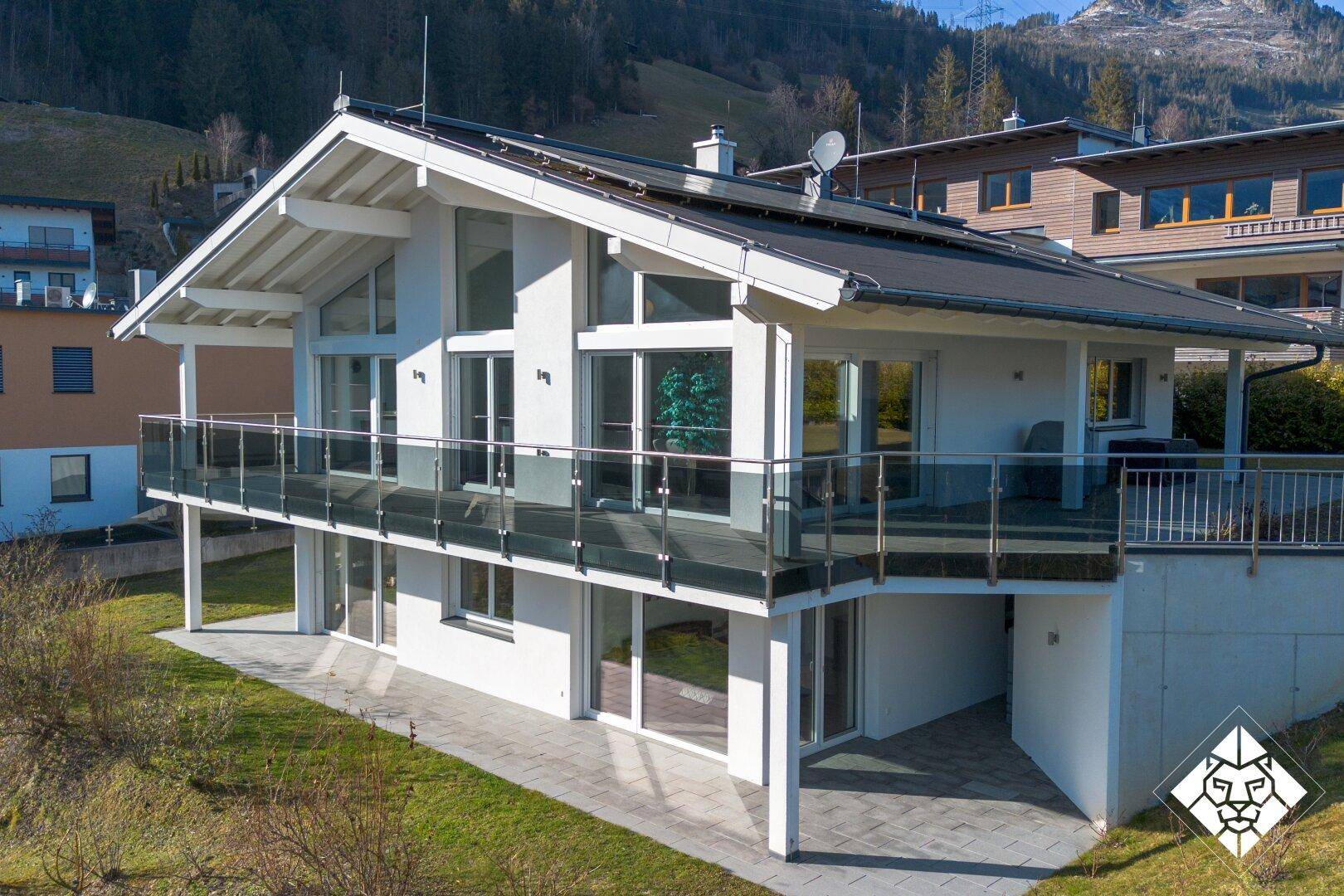 Freistehendes Haus mit moderner Architektur, großem Balkon und weitem Blick in die Natur.