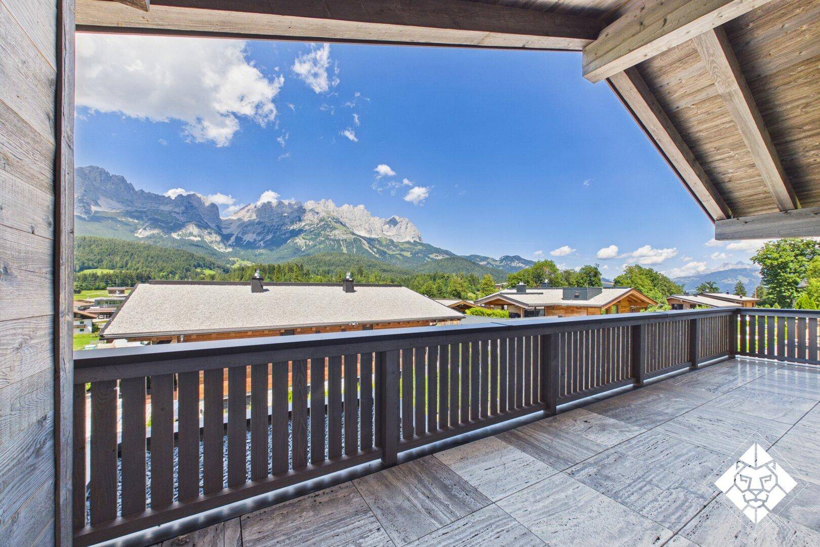 Großer Balkon mit atemberaubendem Panoramablick auf die umliegende Bergwelt.