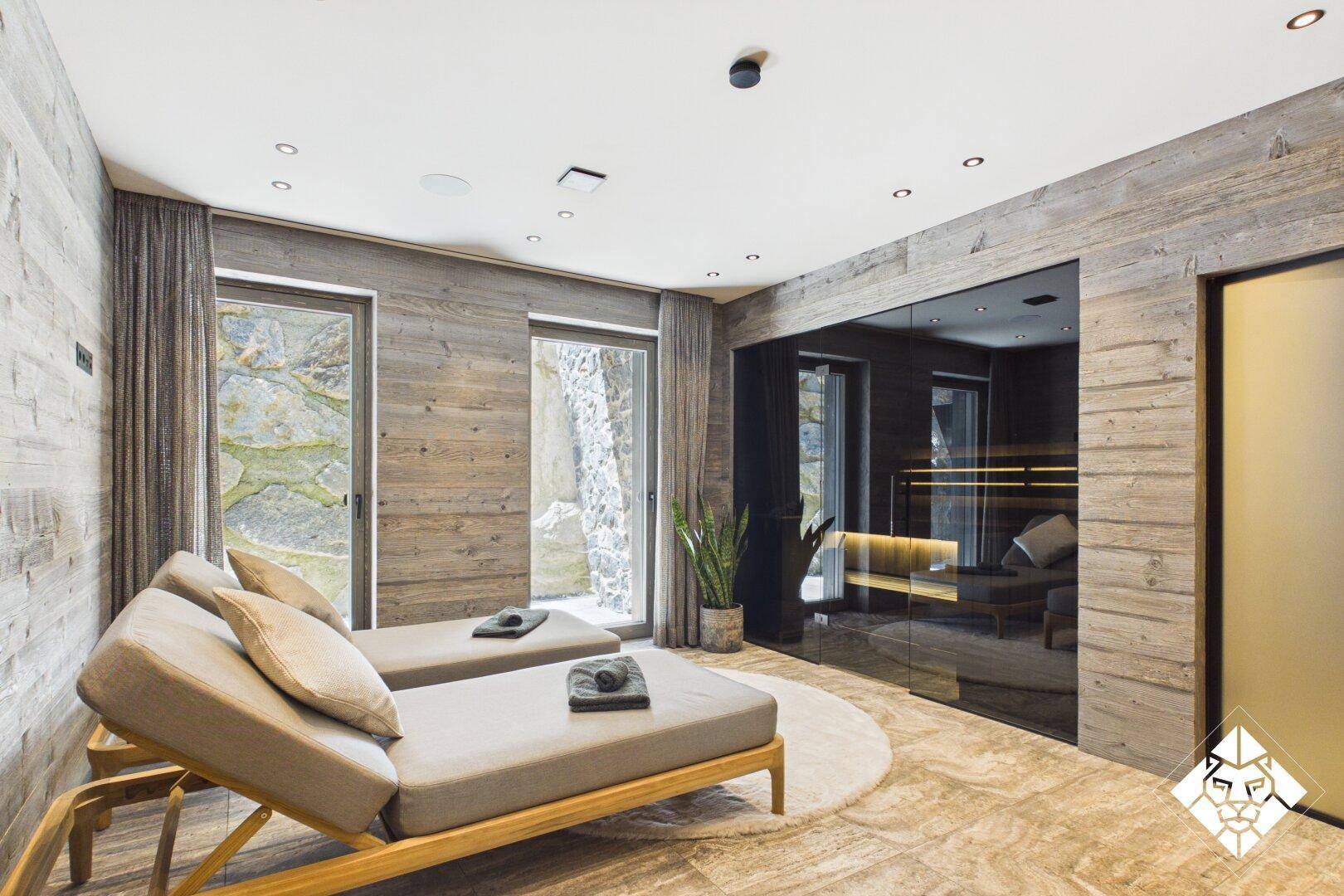 Wellnessbereich mit bequemen Liegen und Zugang zur Sauna, ideal zum Entspannen.