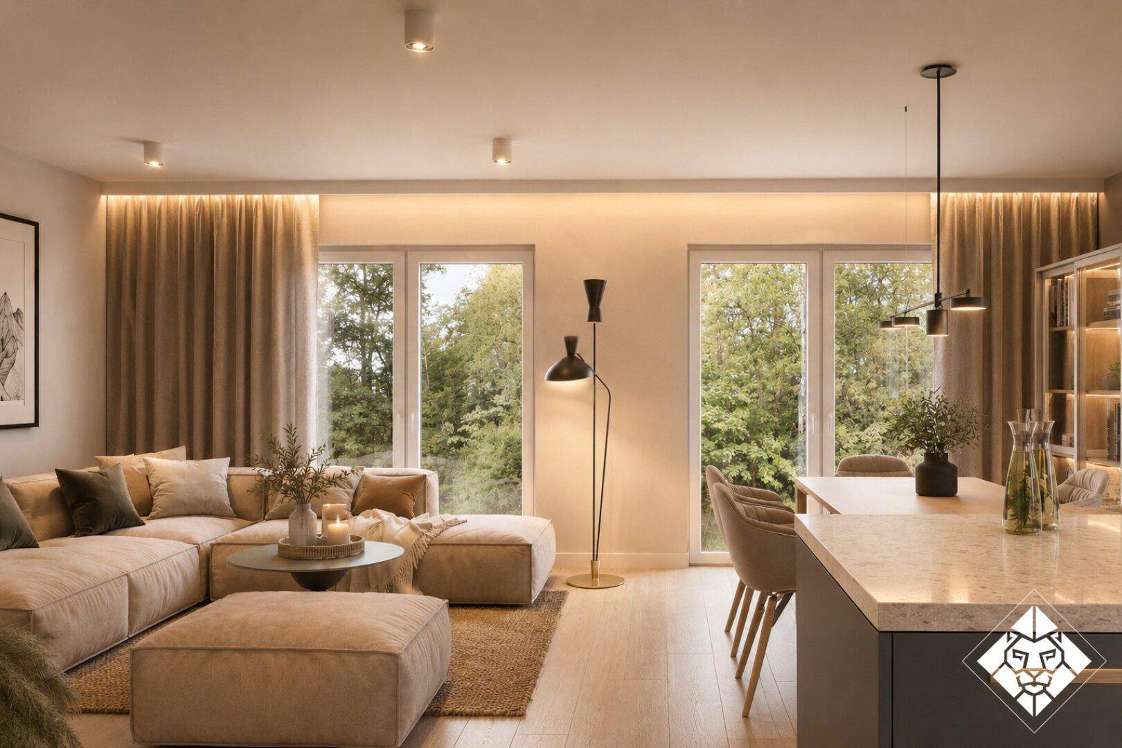Heller Wohn- und Essbereich mit beigem Sofa, Holzboden und großen Fenstern mit Blick ins Grüne.