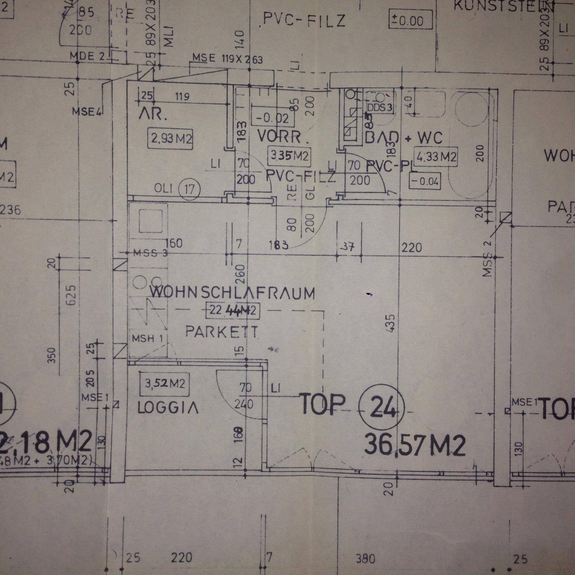 Grundrissplan einer Wohneinheit mit Wohn-Schlafbereich, Bad und Loggia.