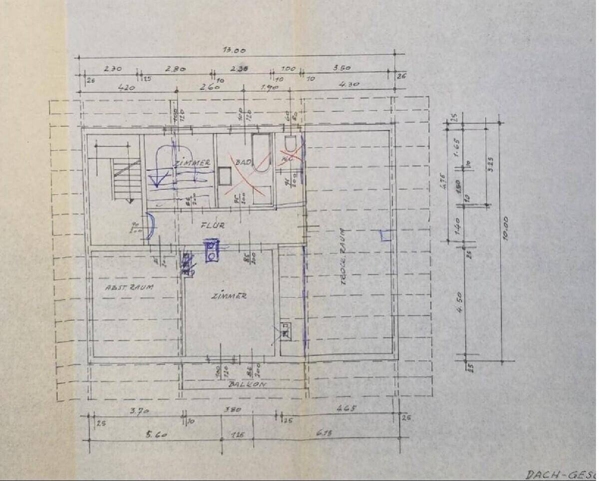 Grundriss des Dachgeschosses mit Zimmern, Bad, Abstellraum und Balkon.