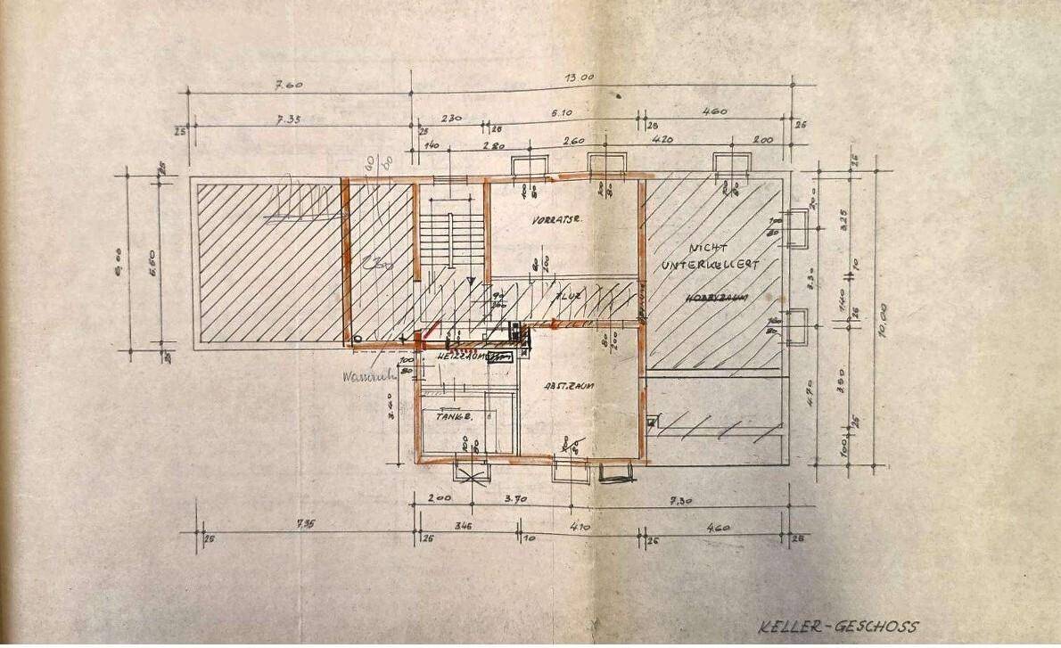 Grundriss des Kellergeschosses mit Vorratsräumen, Heizraum und Gäste-WC.