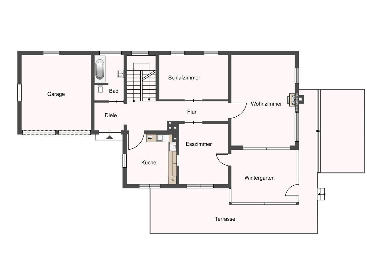 Grundriss des Erdgeschosses mit Garage, Küche, Esszimmer, Wohnzimmer und Wintergarten.