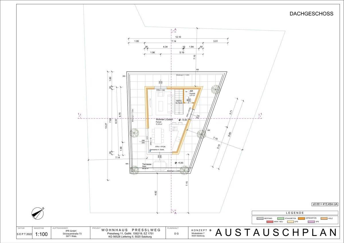 Grundriss des Dachgeschosses mit Wohnbereich und großer Terrasse, umgeben von Grünflächen.