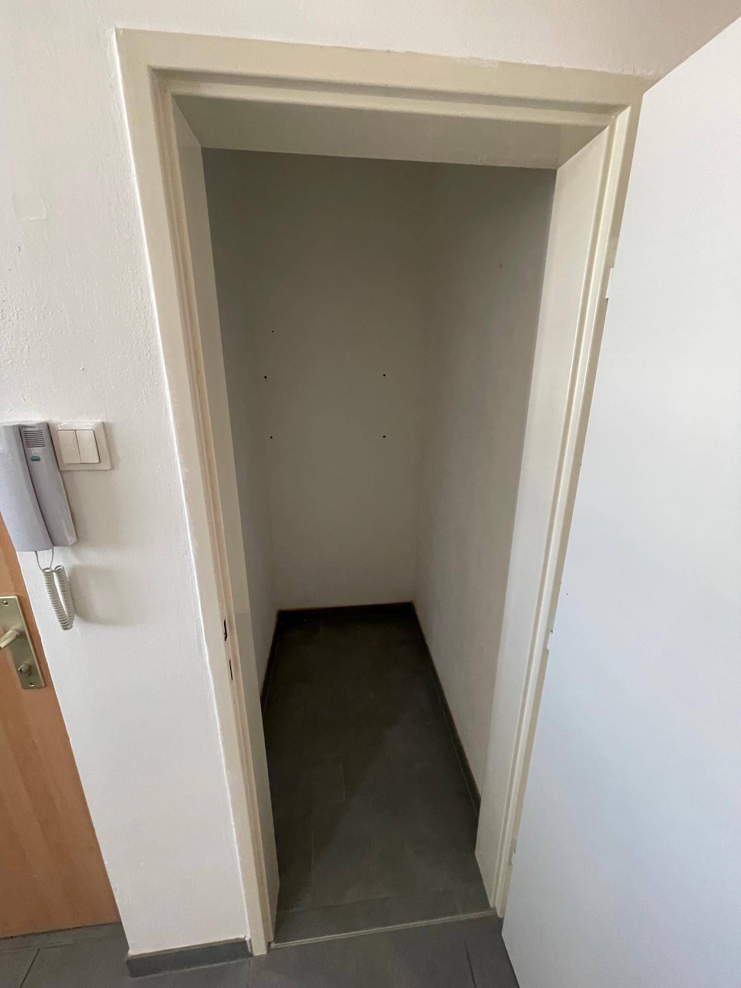 Praktischer Abstellraum mit Fliesenboden, ideal für zusätzlichen Stauraum im Haushalt.