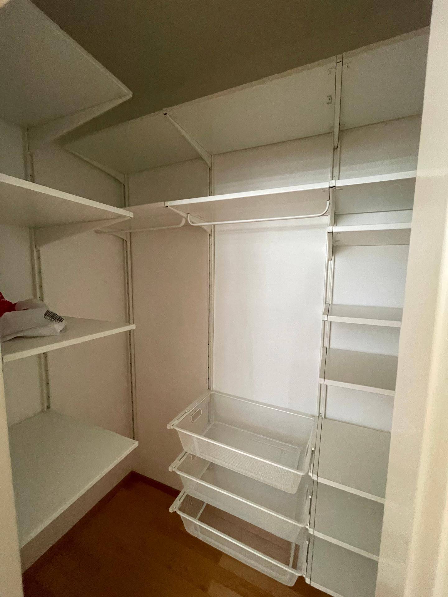Begehbarer Kleiderschrank mit praktischen Regalsystemen und Schubladen für optimale Organisation.