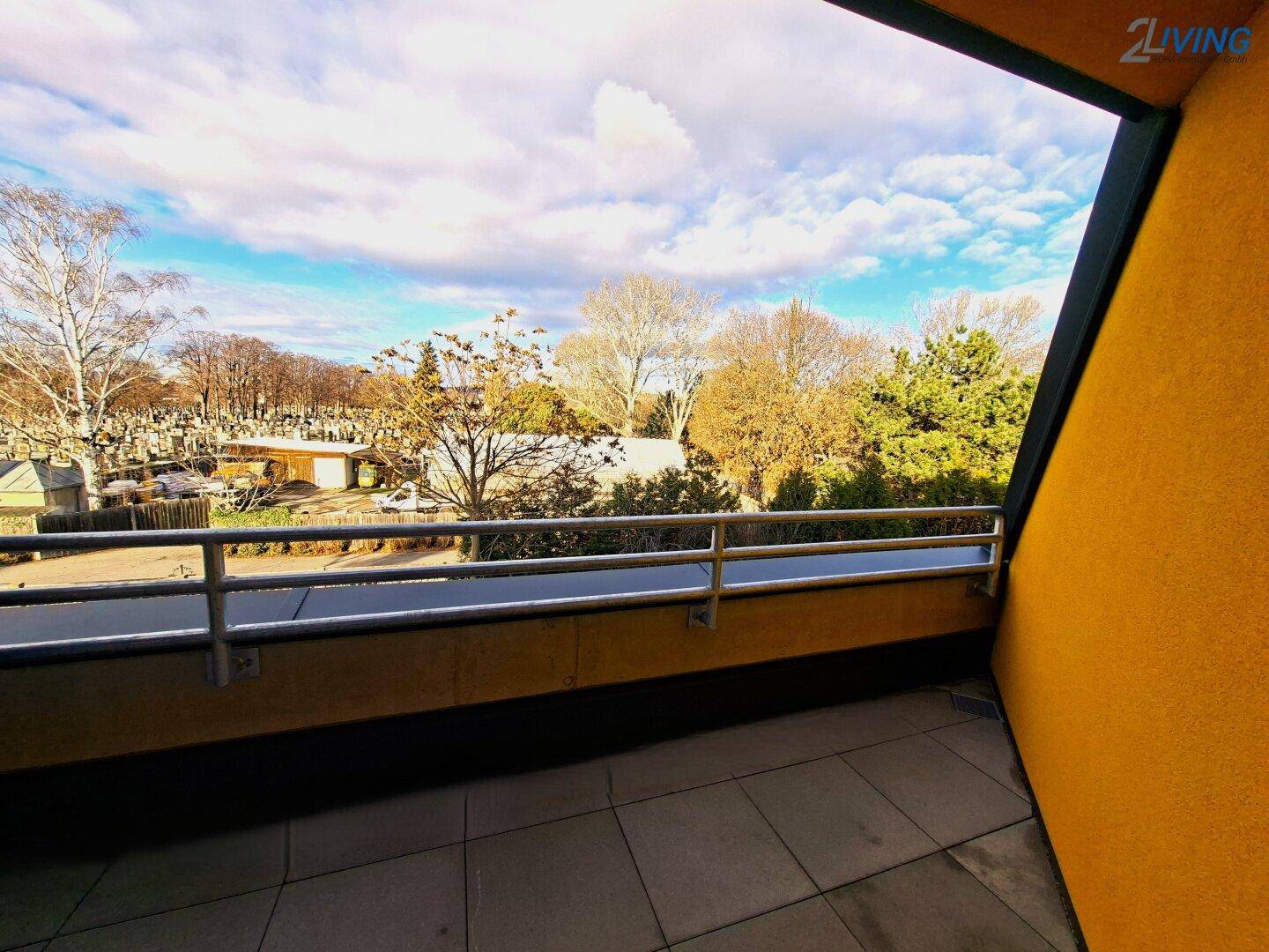 Geräumiger Balkon mit Fliesenboden und weitem Blick ins Grüne, ideal zum Entspannen im Freien.
